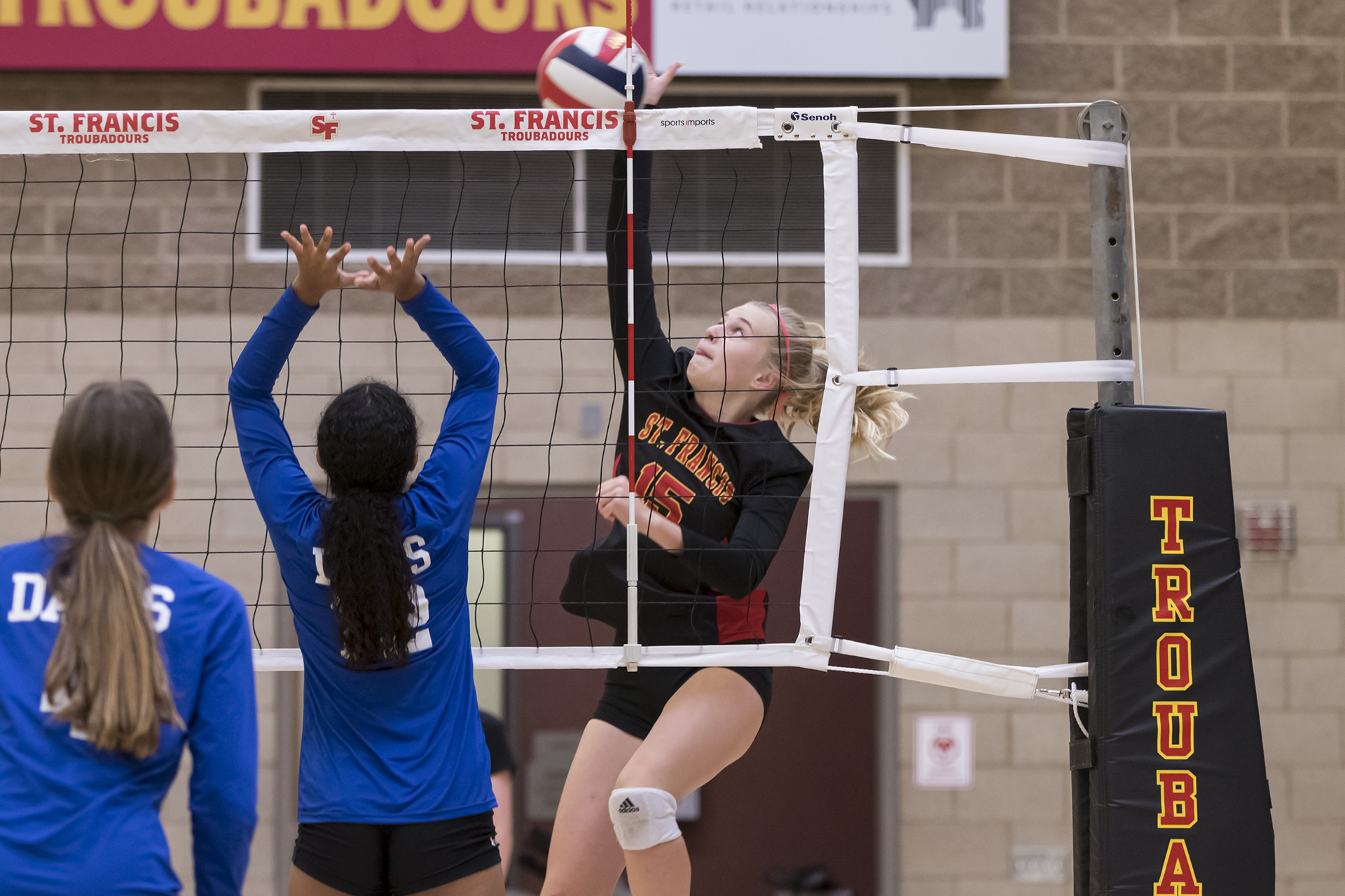 Frosh volleyball pulls away late in sweep over Devils