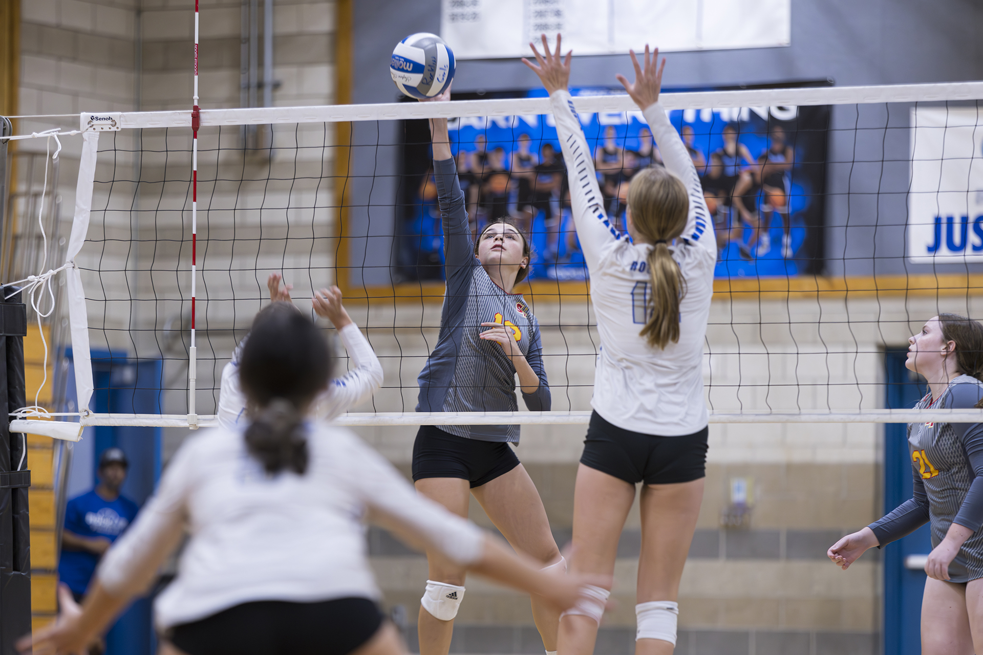 Frosh sweeps Thunder in season opener