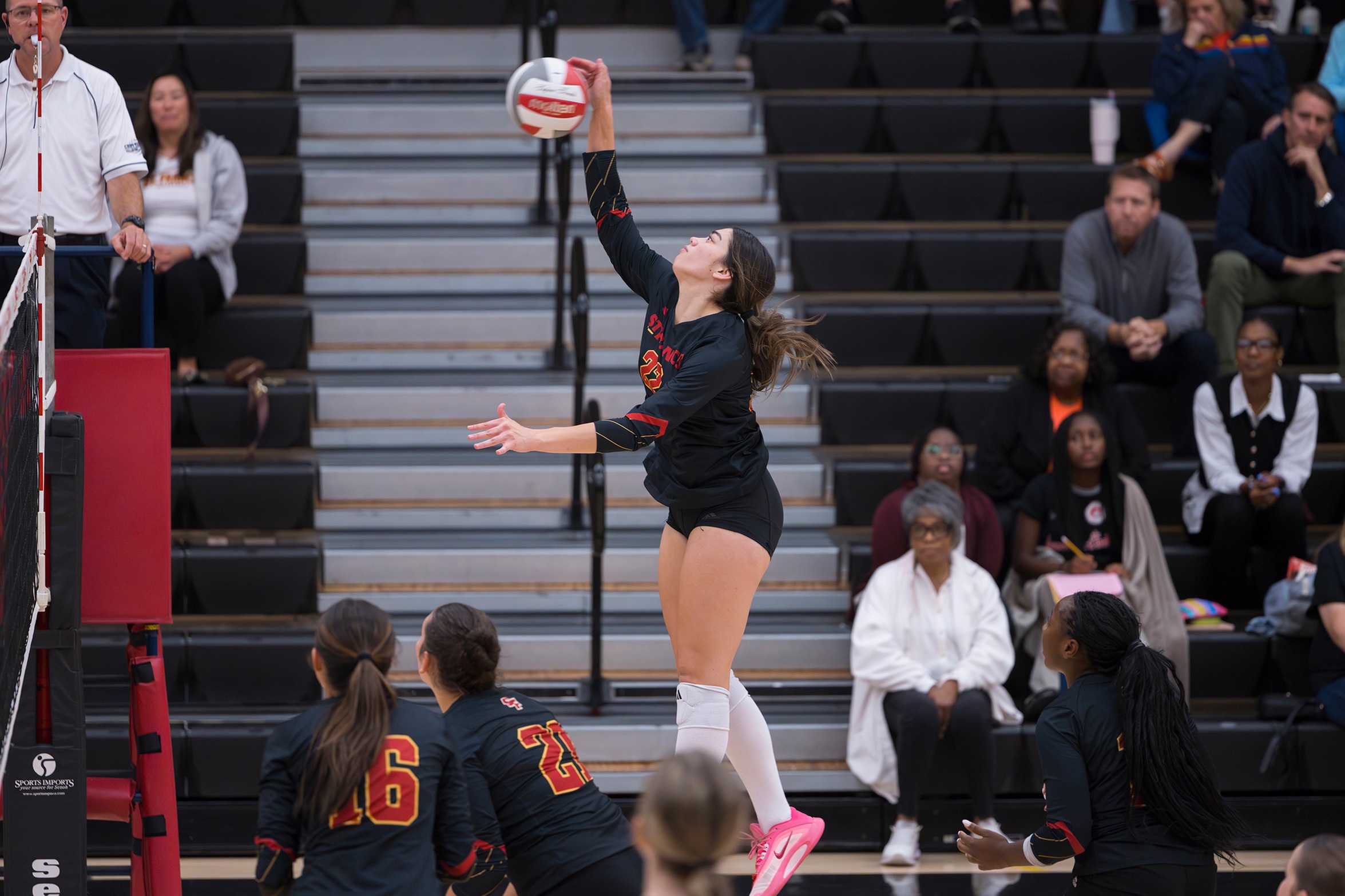 SF volleyball sweeps all three levels against Davis